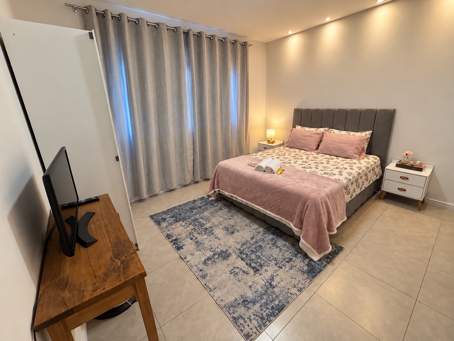 Quarto com detalhes em rosa