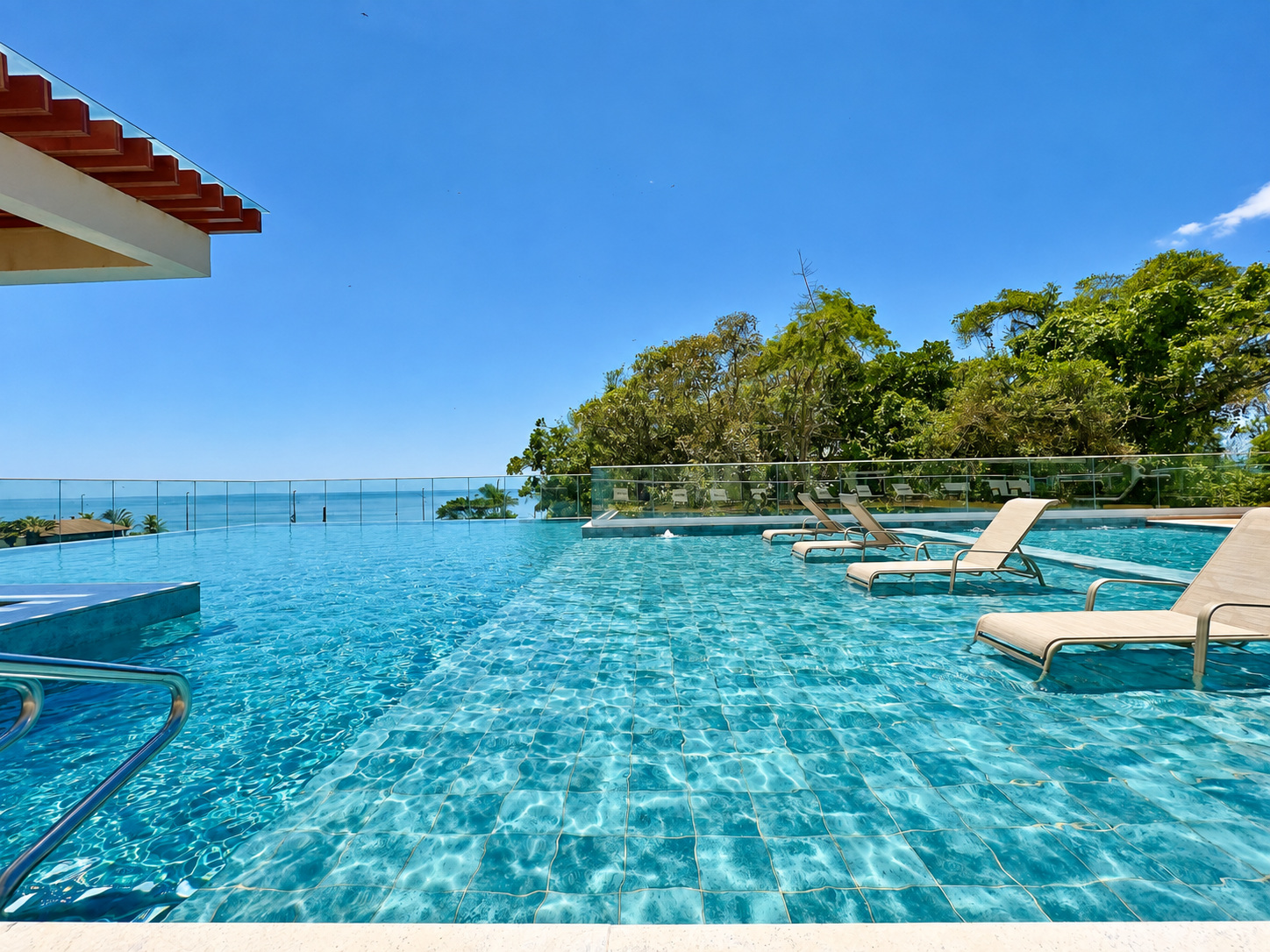 Piscina e horizonte